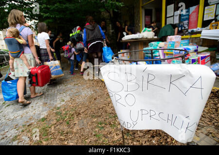 Budapest, Prag. 3. Sep 2015. Menschen spendeten Kleidung für Flüchtlinge in Haftanstalt Bela-Jezova in Bela Pod Bezdezem und in Budapest, Prag, Tschechische Republik, 3. September 2015. © Michal Kamaryt/CTK Foto/Alamy Live-Nachrichten Stockfoto