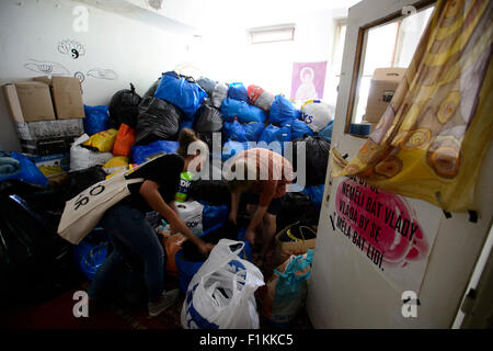 Budapest, Prag. 3. Sep 2015. Menschen spendeten Kleidung für Flüchtlinge in Haftanstalt Bela-Jezova in Bela Pod Bezdezem und in Budapest, Prag, Tschechische Republik, 3. September 2015. © Michal Kamaryt/CTK Foto/Alamy Live-Nachrichten Stockfoto