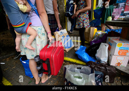 Budapest, Prag. 3. Sep 2015. Menschen spendeten Kleidung für Flüchtlinge in Haftanstalt Bela-Jezova in Bela Pod Bezdezem und in Budapest, Prag, Tschechische Republik, 3. September 2015. © Michal Kamaryt/CTK Foto/Alamy Live-Nachrichten Stockfoto