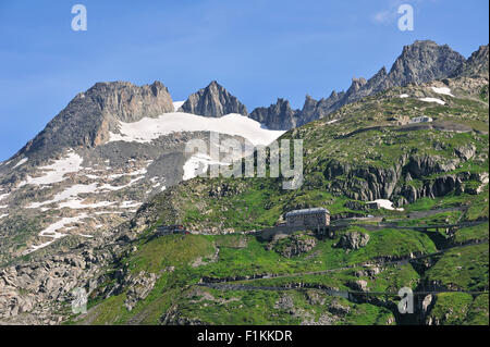 Straße mit Haarnadelkurven schlängelt über den Furka-Pass in den Schweizer Alpen, Schweiz Stockfoto