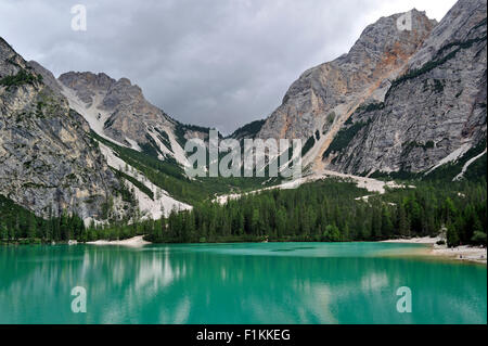 Berge und türkisblauen Wasser des Sees Lago di Braies / Pragser Wildsee Prags-Dolomiten, Südtirol, Italien Stockfoto