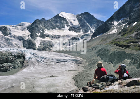 Bergwanderer / Wanderer ausruhen mit Blick über den Moiry Gletscher in den Walliser Alpen, Wallis / Wallis, Schweiz Stockfoto