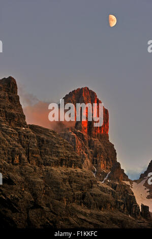 Alpenglühen bei Sonnenuntergang über den Berg Monte Cristallo in den Dolomiten, Italien Stockfoto