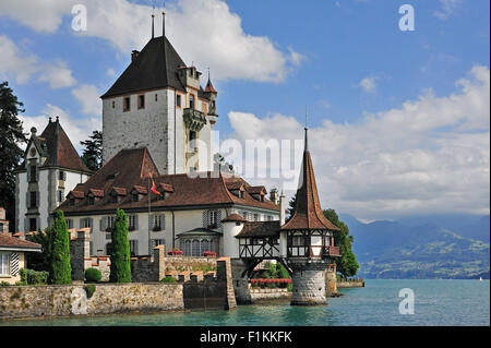 Das Wasser Schloss Schloss Oberhofen entlang der Tunersee / Thunersee in den Berner Alpen, Schweiz Stockfoto