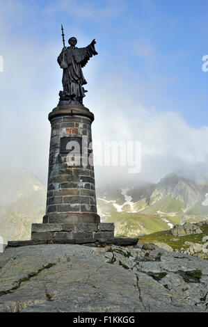 Statue des Heiligen Bernhard am großen St. Bernard Pass / Col du Grand-Saint-Bernard in den Schweizer Alpen, Schweiz Stockfoto