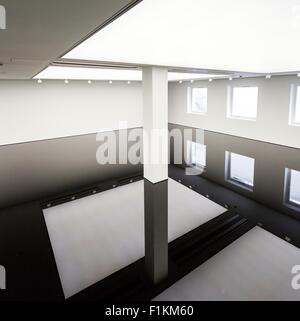 London, UK. 3. September 2015. Künstler Richard Wilson Installation Stück 20:50 Zimmer Galeriegeschoss überschwemmt in Öl bei der Saatchi Galerie Credit: Guy Corbishley/Alamy Live News Stockfoto