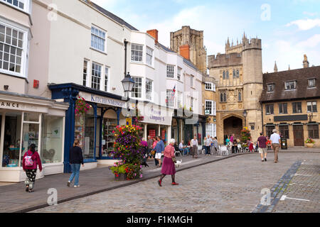 Straßenszene auf dem Markt, Stadt der Brunnen im Zentrum, Wells, Somerset England UK Stockfoto