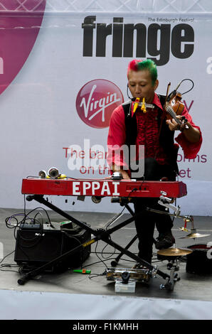 Japanische Kinder Entertainer Musiker Straßenmusik auf dem Edinburgh Festival Fringe in 2015. Stockfoto