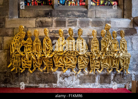 Skulptur von Frank Roper, 1967. Konzipiert als ein Retabel für den Altar, zeigt es das letzte Abendmahl, in Aluminium, Gold lackiert. Stockfoto