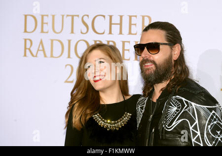 Hamburg, Deutschland. 3. Sep 2015. Sänger Rea Garvey und seine Schwester Margaret Garvey kommen bei der 6. Deutscher Radiopreis (deutsche Radio) Preisverleihung in Hamburg, Deutschland, 3. September 2015. Foto: AXEL HEIMKEN/DPA/Alamy Live-Nachrichten Stockfoto