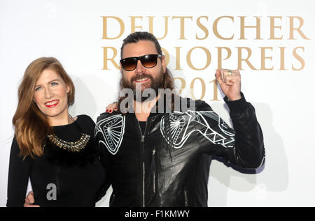 Hamburg, Deutschland. 3. Sep 2015. Sänger Rea Garvey und seine Schwester Margaret Garvey kommen bei der 6. Deutscher Radiopreis (deutsche Radio) Preisverleihung in Hamburg, Deutschland, 3. September 2015. Foto: AXEL HEIMKEN/DPA/Alamy Live-Nachrichten Stockfoto