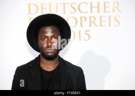 Hamburg, Deutschland. 3. Sep 2015. Britischer Musiker Kwabs kommt bei der 6. Deutscher Radiopreis (German Radio Award)-Zeremonie in Hamburg, Deutschland, 3. September 2015. Foto: AXEL HEIMKEN/DPA/Alamy Live-Nachrichten Stockfoto