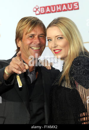 Hamburg, Deutschland. 3. Sep 2015. Steve Norman der britischen Band Spandau Ballet und seiner Gefährtin Sabrina kommen bei der 6. Deutscher Radiopreis (German Radio Award)-Zeremonie in Hamburg, Deutschland, 3. September 2015. Foto: AXEL HEIMKEN/DPA/Alamy Live-Nachrichten Stockfoto