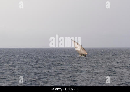 Holzboot Dhow Segeln am Indischen Ozean in der Nähe von Sansibar, Tansania Stockfoto