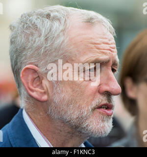 Colchester, UK. 2. September 2015. Jeremy Corbyn befasst sich mit Anhänger bei Ivor Crewe Hörsaal, Colchester, UK. Stockfoto