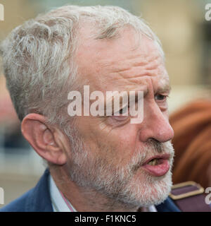 Colchester, UK. 2. September 2015. Jeremy Corbyn befasst sich mit Anhänger bei Ivor Crewe Hörsaal, Colchester, UK. Stockfoto