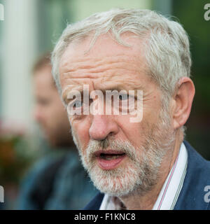 Colchester, UK. 2. September 2015. Jeremy Corbyn befasst sich mit Anhänger bei Ivor Crewe Hörsaal, Colchester, UK. Stockfoto