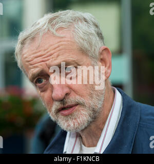 Colchester, UK. 2. September 2015. Jeremy Corbyn befasst sich mit Anhänger bei Ivor Crewe Hörsaal, Colchester, UK. Stockfoto