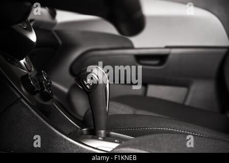 Moderne Auto Innenausstattung Seitenansicht. Automatikgetriebe-Stick. Stockfoto
