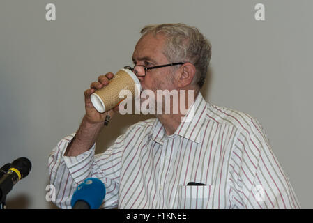 Colchester, UK. 2. September 2015. Jeremy Corbyn befasst sich mit Anhänger bei Ivor Crewe Hörsaal, Colchester, UK. Stockfoto