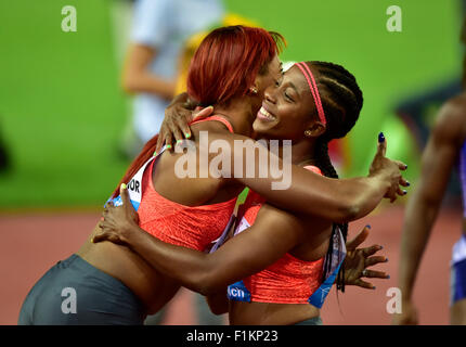 Zürich, Schweiz. 03rd Sep 2015. Shelly-Ann Fraser-Pryce (JAM) erhält Glückwünsche von Segen Okagbare Ighoteguonor (NGR) nach 100m auf 2015 zu gewinnen IAAF Diamond League-Leichtathletik-Meeting in Zürich Credit: Erik Tham/Alamy Live News Stockfoto