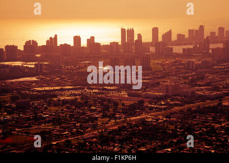 Luftaufnahme des goldenen Sonnenuntergang über die Innenstadt von Miami City, Florida, U.S.A. Stockfoto