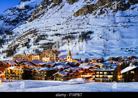 Berühmt und luxuriösen Ort des Val d ' Isère bei Sonnenuntergang, Tarentaise, Alpen, Frankreich Stockfoto