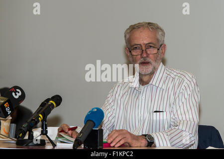 Colchester, UK. 2. September 2015. Jeremy Corbyn befasst sich mit Anhänger bei Ivor Crewe Hörsaal, Colchester, UK. Stockfoto