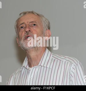 Colchester, UK. 2. September 2015. Jeremy Corbyn befasst sich mit Anhänger bei Ivor Crewe Hörsaal, Colchester, UK. Stockfoto