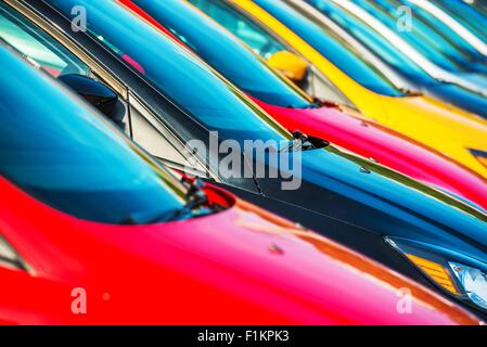 Moderne Autos Lager Nahaufnahme. Bunte Autos warten auf neue Besitzer. Auto Verkauf Industrie. Stockfoto