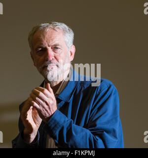 Colchester, UK. 2. September 2015. Jeremy Corbyn befasst sich mit Anhänger bei Ivor Crewe Hörsaal, Colchester, UK. Stockfoto