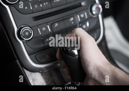 Automatische Getriebe Antrieb elektronische Schaltung durch Knopf. Getriebe-Stick mit elektronischen Vorschaltgerät ändern Schaltfläche. Stockfoto