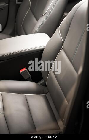 PKW Vordersitze. Komfortable Ledersitze Auto. Stockfoto