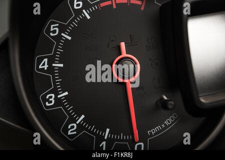Moderne Gas Brennstoff Auto Drehzahlmesser RPM Meter Closeup Stockfoto