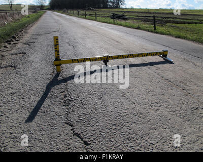 Schlaglöcher, mechanische Ausfälle, defektes Messinstrument, Untersuchung, Autofahrer, Fahrlässig, Schäden, Fahrzeuge, Personenschäden, Pflicht zur Instandhaltung der Autobahn. Stockfoto