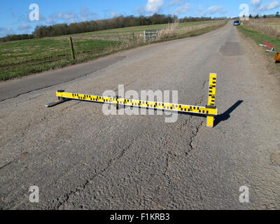 Schlaglöcher, mechanische Ausfälle, defektes Messinstrument, Untersuchung, Autofahrer, Fahrlässig, Schäden, Fahrzeuge, Personenschäden, Pflicht zur Instandhaltung der Autobahn. Stockfoto