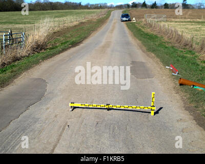 Schlaglöcher, mechanische Ausfälle, defektes Messinstrument, Untersuchung, Autofahrer, Fahrlässig, Schäden, Fahrzeuge, Personenschäden, Pflicht zur Instandhaltung der Autobahn. Stockfoto