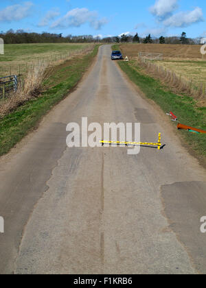 Schlaglöcher, mechanische Ausfälle, defektes Messinstrument, Untersuchung, Autofahrer, Fahrlässig, Schäden, Fahrzeuge, Personenschäden, Pflicht zur Instandhaltung der Autobahn. Stockfoto