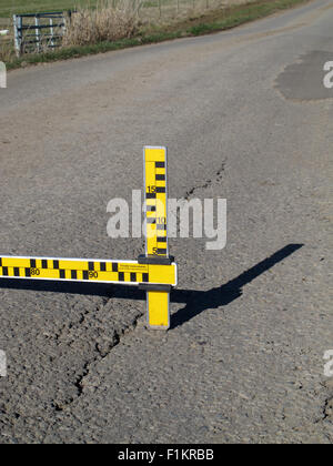 Schlaglöcher, mechanische Ausfälle, defektes Messinstrument, Untersuchung, Autofahrer, Fahrlässig, Schäden, Fahrzeuge, Personenschäden, Pflicht zur Instandhaltung der Autobahn. Stockfoto