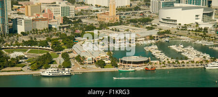 Luftaufnahme des Bayside Marketplace an der Uferpromenade, Miami, Miami-Dade County, Florida, USA Stockfoto