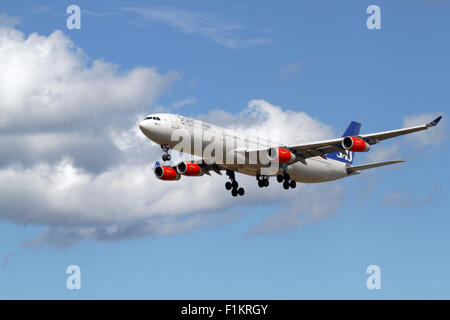 SAS Scandinavian Airlines A340-300, LN-RKF, im Endanflug nach Flughafen Kopenhagen, Kopenhagen, Dänemark aus Chicago, USA. Stockfoto