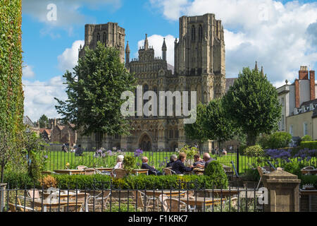 Brunnen eine kleine Kathedrale City in Somerset England UK Swan Hotelterrasse Stockfoto