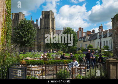 Brunnen eine kleine Kathedrale City in Somerset England UK Swan Hotelterrasse Stockfoto