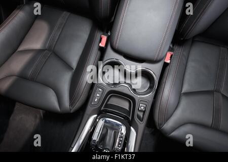 Moderne Auto Innenraum Ansicht von oben. Schwarzes Leder, neues Auto Interieur. Stockfoto