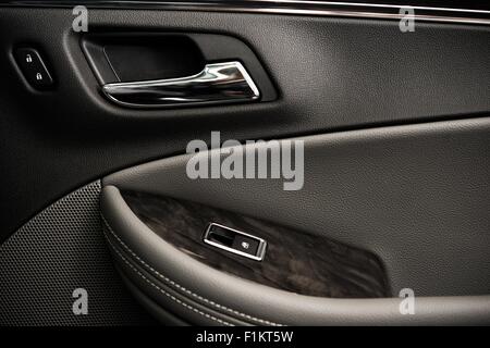 Luxus Auto Tür Closeup Foto. Leder, Chrom und High-End-Elemente. Moderne Auto Interieur-Elemente. Stockfoto