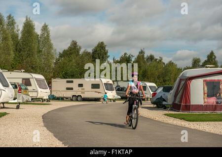 Mädchen Fahrrad in einem Wohnwagenpark, UK Stockfoto