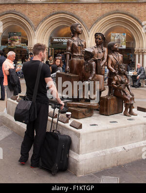 Kindertransport Memorial (2006) steht außerhalb der Liverpool Street Station.  Bildhauer Frank Meisler Stockfoto