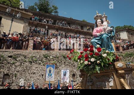 San Luca, Italien. 02. Sep 2015. Tausende von Gläubigen beitreten in einer Prozession von Maria di Polsi. Die Menschen, die die Statue ist aus dem Dorf Bagnara. Heiligtum der Muttergottes von Polsi ist auch bekannt als die Wallfahrtskirche Santa Maria di Polsi oder die Madonna des Berges. Es ist ein christliches Heiligtum im Herzen des Aspromonte-Gebirges, in der Nähe von San Luca in Kalabrien in Süditalien. © Michele Amoruso/Pacific Press/Alamy Live-Nachrichten Stockfoto