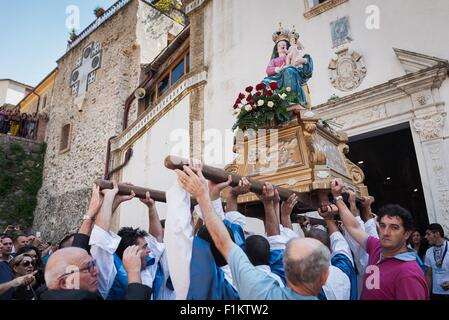 San Luca, Italien. 02. Sep 2015. Die Statue von Santa Maria di Polsi von Gläubigen während der Prozession getragen. Die Träger der Statue sind aus dem Dorf Bagnara. Heiligtum der Muttergottes von Polsi ist auch bekannt als die Wallfahrtskirche Santa Maria di Polsi oder die Madonna des Berges. Es ist ein christliches Heiligtum im Herzen des Aspromonte-Gebirges, in der Nähe von San Luca in Kalabrien in Süditalien. © Michele Amoruso/Pacific Press/Alamy Live-Nachrichten Stockfoto