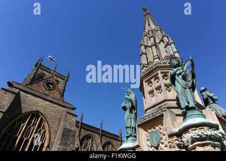 Sherborne Abbey mit Uhr & Flagge und Digby Memorial im Vordergrund, Sherborne, Dorset, England Stockfoto